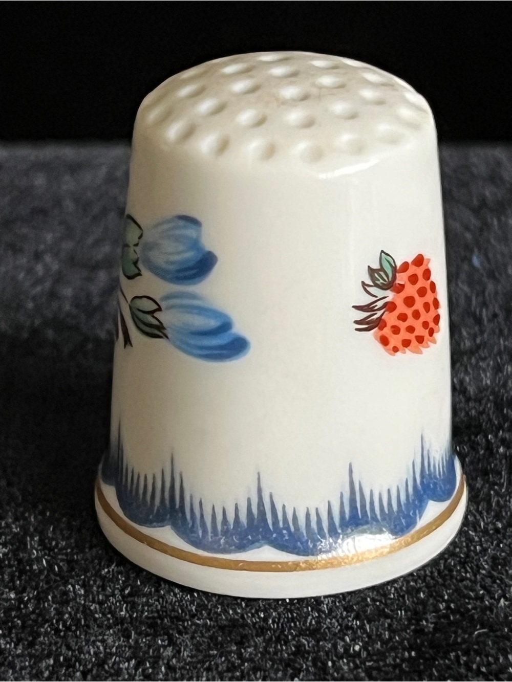 Richard Ginori Collectable Porcelain Thimble Flowers & Strawberry Made in Italy